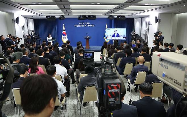 29일 서울 용산 대통령실 청사 브리핑룸에서 기자들이 윤석열 대통령의 국정브리핑 생중계를 시청하고 있다. ⓒ뉴시스