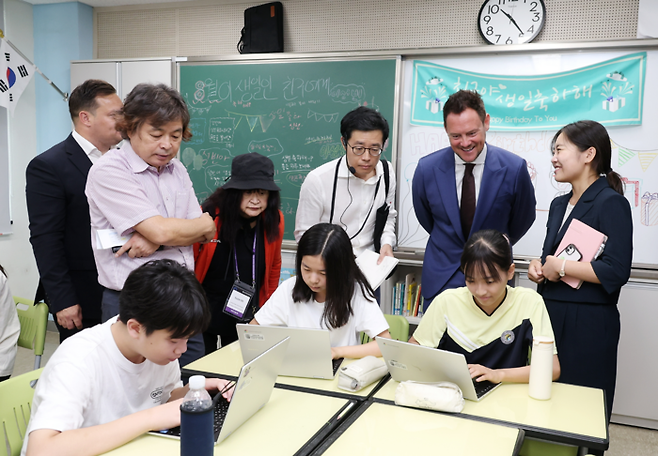 스티븐 모건 영국 정무차관이 29일 서울 서초구 내곡중학교를 방문해 AI코스웨어를 활용한 영어 수업을 참관하고 있다.[교육부 제공]