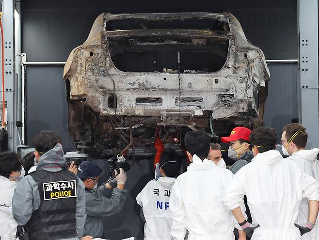 일 오전 인천 서구 한 공업사에서 경찰과 소방, 국립과학수사연구원, 벤츠 등 관계자들이 지난 1일 청라 아파트 지하 주차장에서 화재가 발생한 전기차에 대한 2차 합동 감식을 하고 있다. 연합뉴스