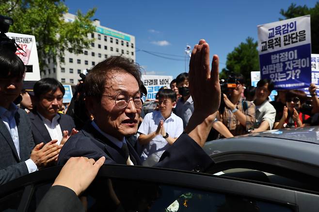 조희연 서울시교육감이 29일 서울시교육청을 나서며 손을 흔들고 있다. 연합뉴스