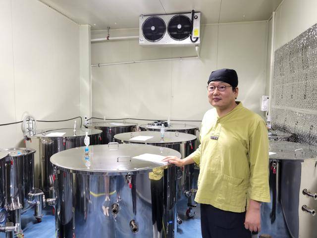 한영석 한영석발효연구소 소장이 8월 20일 전북 정읍 연구소 내에 있는 700L 발효조에 대해 설명하고 있다. 한 소장이 직접 띄운 전통 누룩과 물, 그리고 증기로 찐 고두밥을 발효조에 넣으면 누룩 속 곰팡이가 쌀의 전분을 포도당으로 분해하고, 효모가 당을 먹으면서 알코올이 만들어진다. 연구소에는 이런 발효조가 총 18개 있다. 정읍=박준석 기자