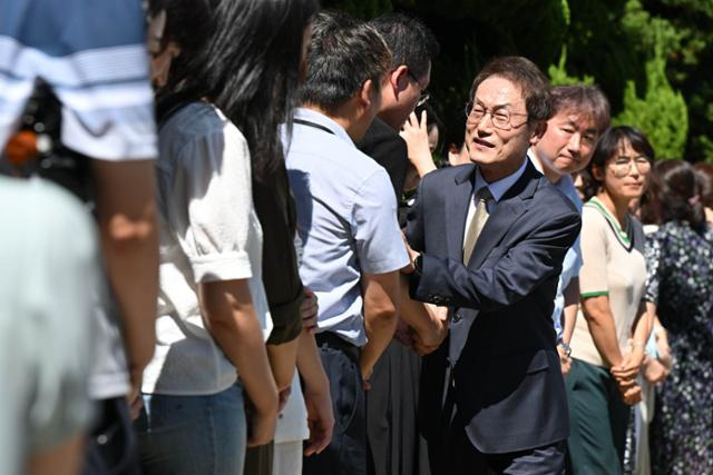 조희연 서울시교육감이 29일 서울 종로구 서울시교육청 앞에서 배웅 나온 직원들과 일일이 악수하고 있다. 박시몬 기자