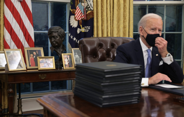 조 바이든 미국 대통령의 백악관 집무실 뒤쪽에 가족 사진과 세자르 차베스 흉상이 보인다. 워싱턴=AP 연합뉴스
