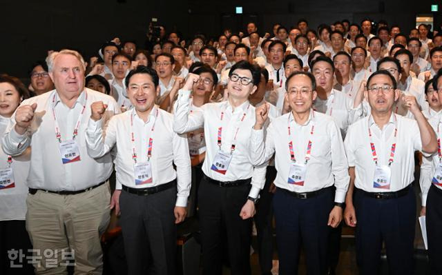 한동훈 국민의힘 대표와 추경호 원내대표를 비롯한 국민의힘 의원들이 29일 인천 중구 인천국제공항공사 인재개발원에서 열린 2024 국민의힘 국회의원 연찬회에서 기념 촬영을 하고 있다. 정다빈 기자