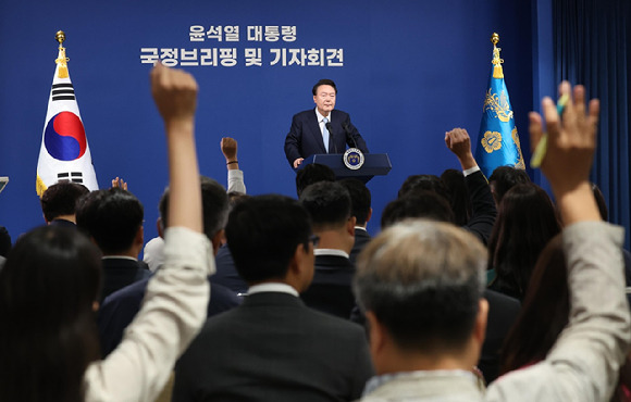 윤석열 대통령이 29일 서울 용산 대통령실 청사 브리핑룸에서 열린 국정브리핑 및 기자회견에서 기자의 질문을 받고 있다. 2024.08.29. [사진=뉴시스]