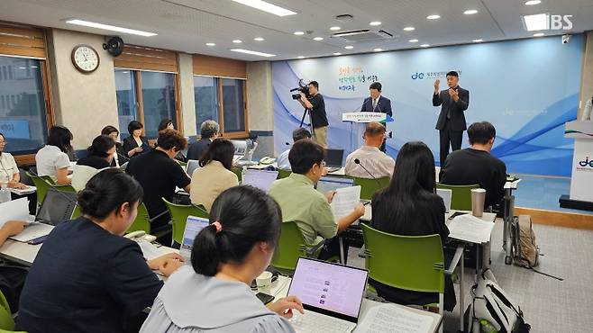 오늘(29일) 도교육청 기자실에서 기자회견을 열고 고교체제 개편안을 발표하는 김광수 제주자치도교육감 (사진, 강명철 기자)