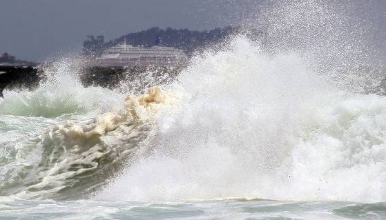 제10호 태풍 '산산'이 북상하는 지난 28일 오후 제주 서귀포시 예래동 해안에 태풍의 간접영향으로 거센 파도가 일고 있다. 뉴스1