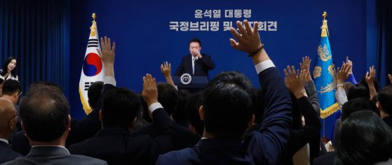 윤석열 대통령이 29일 오전 서울 용산 대통령실 청사 브리핑실에서 열린 '국정브리핑 및 기자회견'에서 취재진의 질문을 받고 있다. 연합뉴스