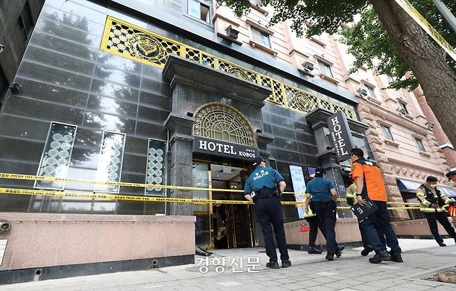 지난 23일 경기도 부천시의 한 호텔에서 경찰과 소방 관계자들이 화재 현장을 살펴보고 있다. 권도현 기자