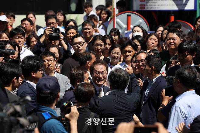 전교조 해직 교사 부당 특채 혐의로 직을 상실한 조희연 서울시교육감이 29일 대법원의 유죄 확정 선고 후 서울시교육청을 나서며 직원들과 인사를 나누고 있다.