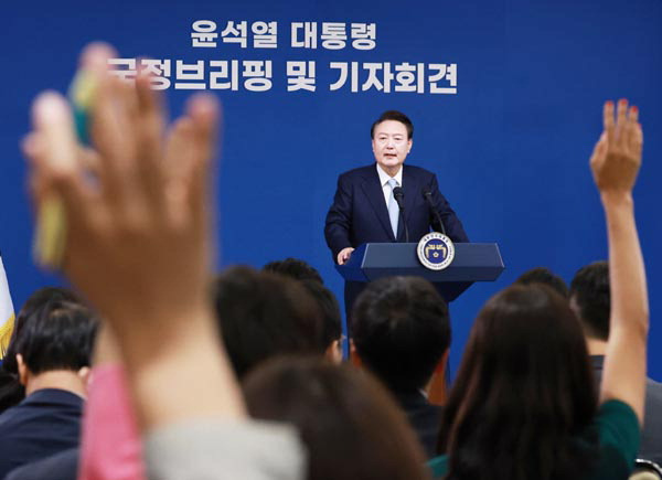 윤석열 대통령이 29일 오전 서울 용산 대통령실 청사 브리핑실에서 열린 ‘국정브리핑 및 기자회견’에서 취재진의 질문을 받고 있다. 연합뉴스