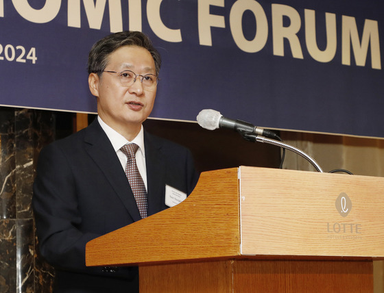 Administrator Yoon Young-bin of the Korea AeroSpace Administration (KASA) speaks at the 18th Korea Economic Forum hosted by the Korea JoongAng Daily at the Lotte Hotel Seoul in central Seoul on Thursday. [PARK SANG-MOON]