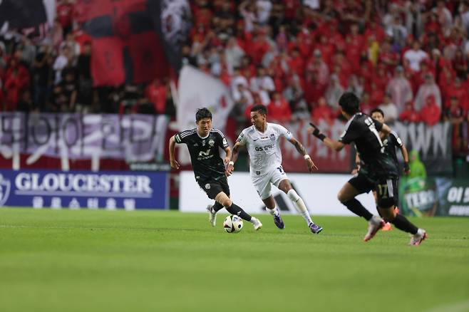 지난 6월29일 맞대결을 펼친 서울과 전북. 한국프로축구연맹