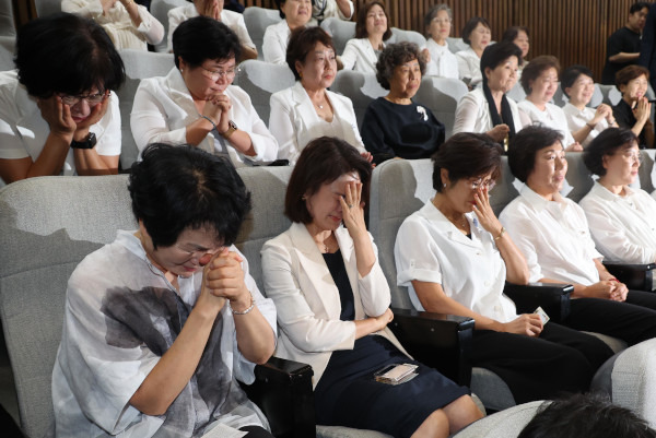 의사의 수술 집도 등을 보조하면서 의사 업무를 일부 담당하는 진료지원(PA) 간호사를 명문화하고 그 의료 행위에 대한 법적 근거를 담은 간호법 제정안이 28일 국회 본회의를 통과했다. 2005년 8월 첫 입법 시도 이후 19년 만이다. 본회의장 방청석에서 표결을 지켜보던 대한간호협회 회원들이 재석 290명 중 찬성 283명으로 제정안이 가결되자 감격의 눈물을 흘리고 있다. 뉴시스