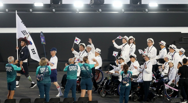 한국 선수단이 28일(현지시간) 프랑스 파리 콩코르드 광장에서 열린 2024 파리 패럴림픽 개회식에 입장하고 있다. 대한장애인체육회 제공