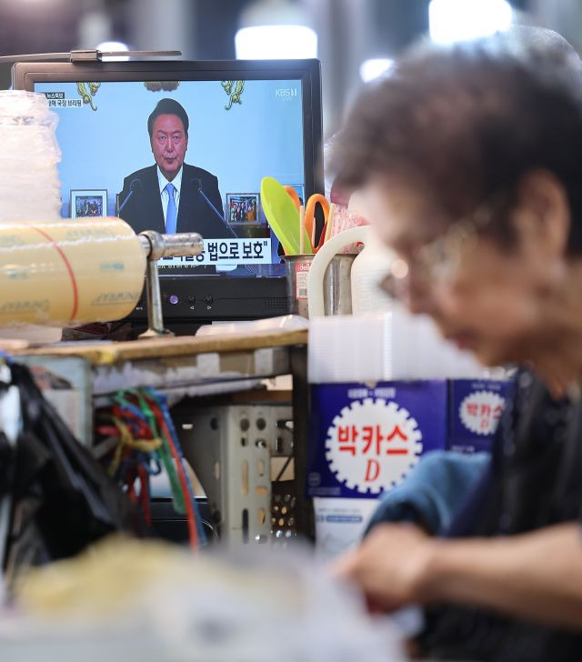 29일 오전 서울시내 한 전통시장 상점 화면에 윤석열 대통령의 국정브리핑 및 기자회견 중계방송이 나오고 있다. 연합뉴스