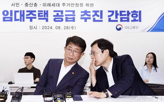 박상우 국토교통부 장관이 28일 서울 용산구 백범로 베르디움 프렌즈에서 열린 '임대주택 공급 추진 간담회'에 참석했다.  이날 박 장관은 간담회에 자리에서 최장 20년 간 거주할 수 있는 '신(新)유형 민간장기임대주택'과 오는 2035년까지 최대 10만가구를 공급하겠다는 계획을 발표했다.  이번 공급 방안엔 리츠 등 법인이 대규모(단지별 100세대 이상), 장기간(20년 이상) 임대주택을 공급할 수 있도록 합리적 수준의 규제완화와 공적지원을 적용한 새 민간임대주택 사업 모델이 담겼다. /사진=임한별(머니S)