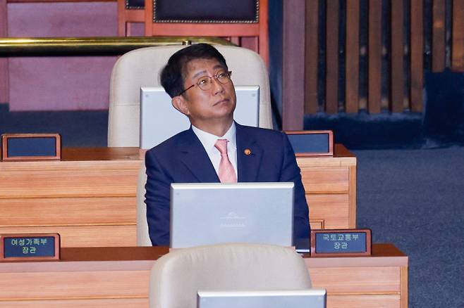 '전세사기특별법 개정안'이 국회 본회의를 통과했다. 사진은 지난 28일 오후 서울 여의도 국회 본회의에서 박상우 국토부 장관이 전세사기특별법 통과 장면을 바라보던 모습. /사진=뉴스1