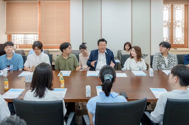 주형환 대통령 지속 저출산고령사회위원회 부위원장은 29일 정부서울청사에서 한일 대학생 20명과 저출산고령화 극복을 위한 대책과 국제협력체계 구축 등에 대해 논의했다.[저출산고령사회위원회 제공]