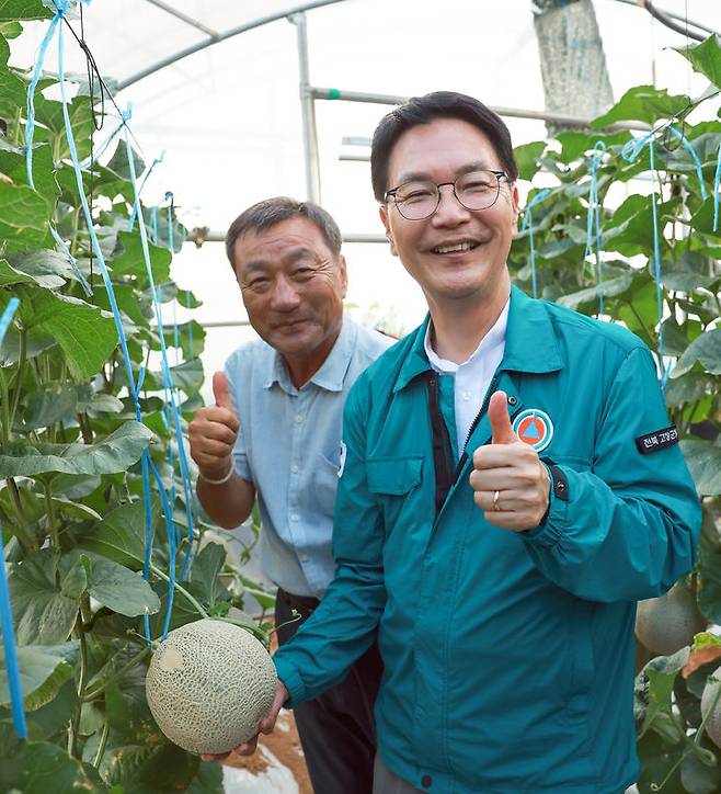 '고창수박'에 이어 한국대표 멜론으로 '고창멜론'이 입소문을 타며 큰 인기를 끌고 있다. 고창멜론 재배농가를 방문한 심덕섭 고창군수가 멜론수확 농가를 방문해 사진을 찍고 있다. *재판매 및 DB 금지