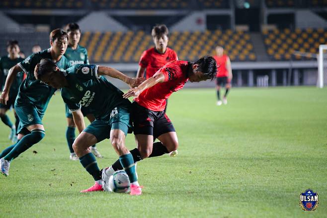 울산시민축구단 김진형 선수가 상대와 볼다툼을 하고 있다. 울산시민축구단 제공