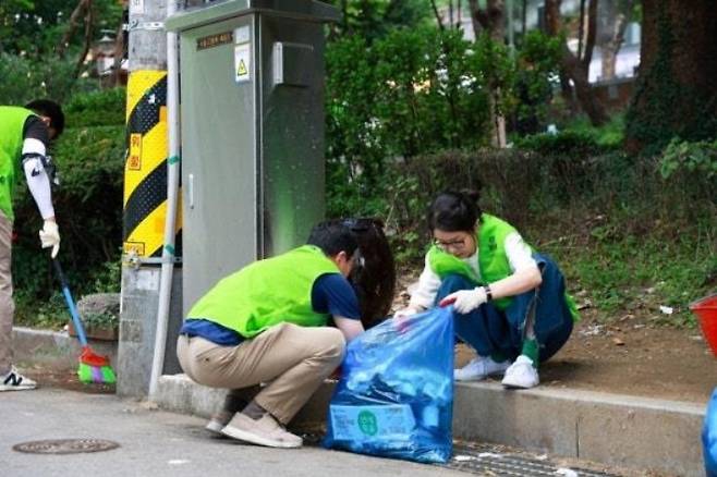 윤석열 대통령의 배우자 김건희 여사가 지난주 서울의 한 쪽방촌에서 자원봉사를 했던 것으로 뒤늦게 알려졌다. 연합뉴스