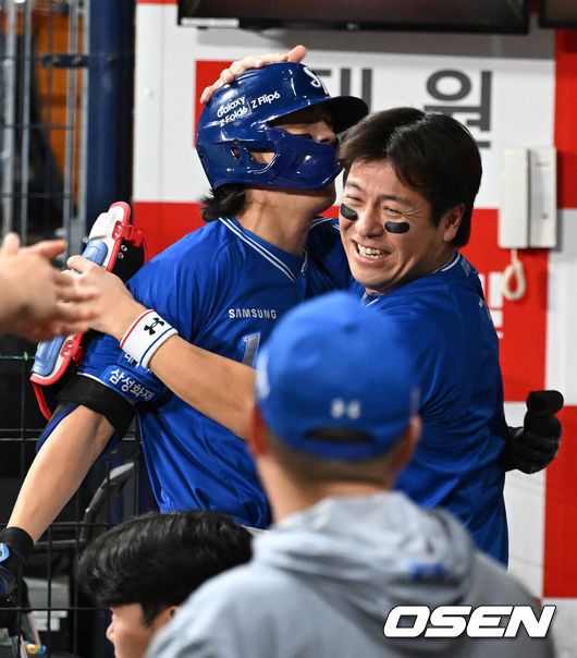 [OSEN=고척, 이대선 기자] 29일 오후 서울 고척스카이돔에서 ‘2024 신한 SOL Bank KBO리그’ 키움 히어로즈와 삼성 라이온즈의 경기가 열렸다.키움은 하영민, 삼성은 황동재를 선발로 내세웠다.11회초 무사에서 삼성 구자욱이 우월 솔로 홈런을 치고 환호하고 있다. 2024.08.29 /sunday@osen.co.kr