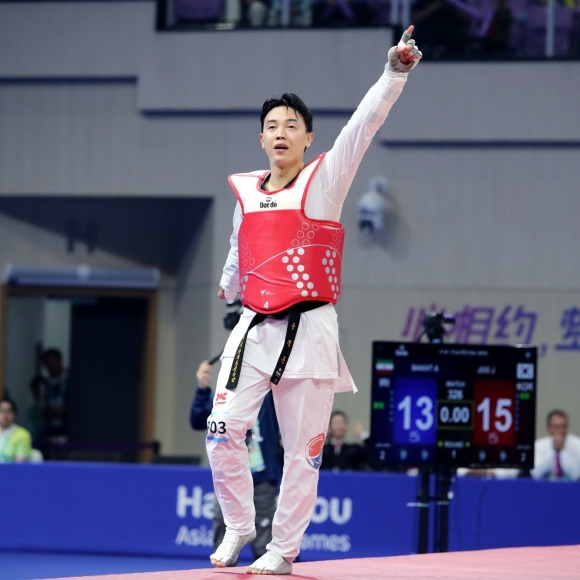 한국 태권도 국가대표 주정훈이 지난해 10월 25일 중국 항저우 샤오산 궈리 스포츠센터에서 열린 2022 항저우아시안패러게임 남자 K44 겨루기 80㎏ 이하급 결승에서 승리한 뒤 기뻐하고 있다. 대한장애인체육회 제공