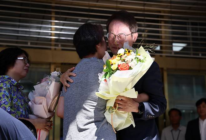 8월29일 조희연 서울시교육감이 대법원 선고에 대한 입장발표 후 직원들과 인사를 나누고 있다. ⓒ 연합뉴스