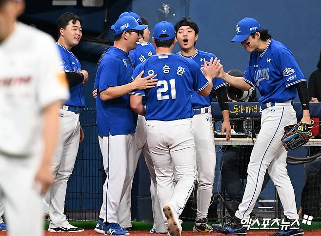 28일 오후 서울 구로구 고척스카이돔에서 열린 '2024 신한 SOL Bank KBO리그' 삼성 라이온즈와 키움 히어로즈의 경기, 4회말 수비를 마친 삼성 오승환이 더그아웃에서 하이파이브를 하고 있다. 고척, 김한준 기자