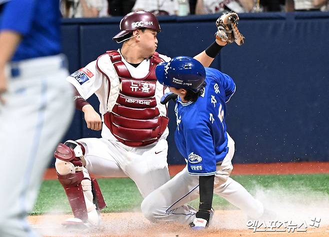 29일 오후 서울 구로구 고척스카이돔에서 열린 '2024 신한 SOL Bank KBO리그' 삼성 라이온즈와 키움 히어로즈의 경기, 3회초 2사 2루 삼성 구자욱이 디아즈의 우전안타때 홈으로 쇄도하다 키움 김건희에게 태그아웃을 당하고 있다. 고척, 김한준 기자