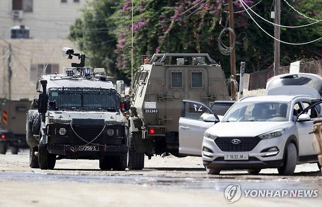 요르단강 서안 투입된 이스라엘군 (UPI 연합뉴스) 28일(현지시간) 요르단강 서안 제닌에 투입된 이스라엘군 차량. 2024.8.29 dk@yna.co.kr