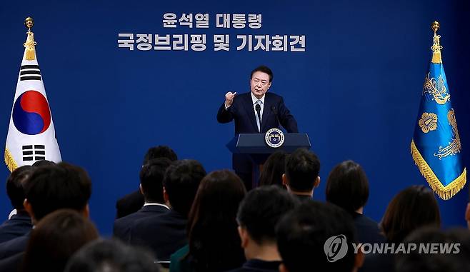 국정브리핑 및 기자회견 갖는 윤석열 대통령 (서울=연합뉴스) 홍해인 기자 = 윤석열 대통령이 29일 오전 서울 용산 대통령실 청사 브리핑실에서 '국정브리핑 및 기자회견'을 하고 있다. 2024.8.29 hihong@yna.co.kr