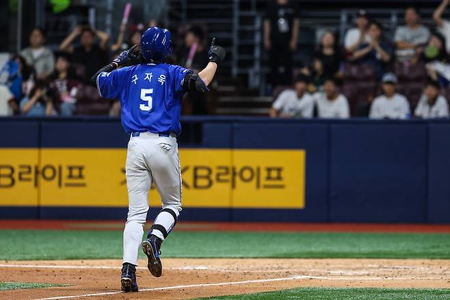 구자욱의 세리머니 (서울=연합뉴스) 삼성 구자욱이 29일 서울시 구로구 고척스카이돔에서 열린 프로야구 키움 히어로즈와의 방문 경기, 연장 11회초 결승 솔로 홈런을 친 뒤 세리머니를 하고 있다. [삼성 라이온즈 제공. 재판매 및 DB금지]