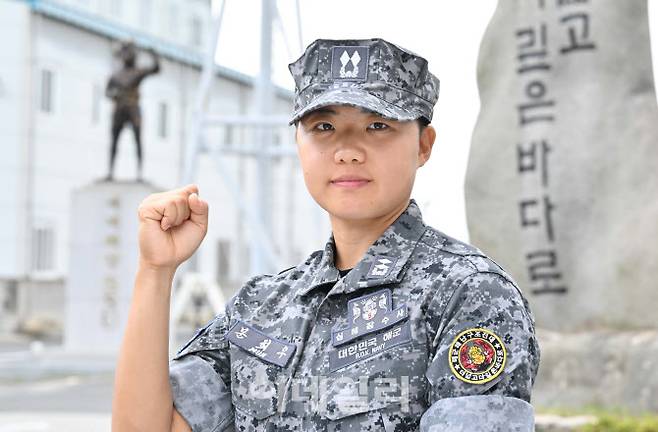 해난구조 기본과정을 수료하고 여군 최초로 심해잠수사(SSU)가 된 문희우 대위 (사진=해군)