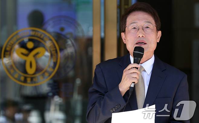 조희연 서울시 교육감이 29일 서울 종로구 교육청앞에서 '전교조 해직교사 부당 특채' 최종심 선고에 대한 입장 발표를 하고 있다. /뉴스1 ⓒ News1 김명섭 기자
