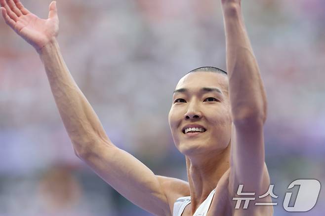 대한민국 대표팀 우상혁이 11일(한국시간) 프랑스 파리 스타드 드 프랑스에서 열린 2024 파리 올림픽 남자 육상 높이뛰기 결선에서 2.31m 3차시기를 앞두고 관중들의 호응을 유도하고 있다. 2024.8.11/뉴스1 ⓒ News1 이동해 기자