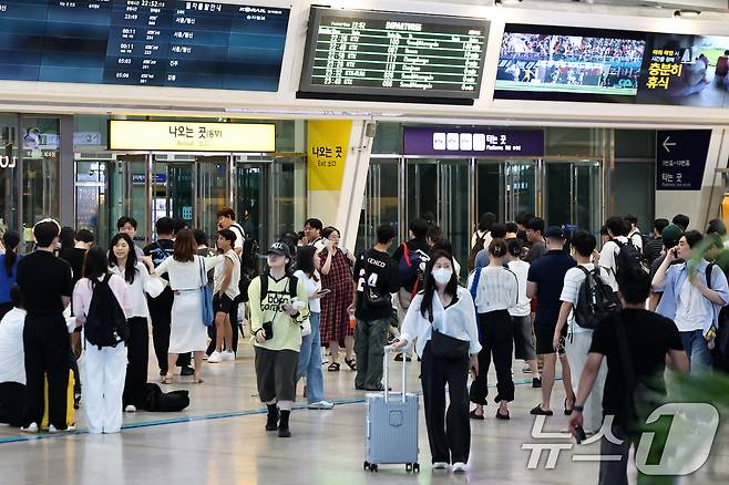 서울 중구 서울역 대합실이 시민들로 붐비고 있다. /뉴스1 ⓒ News1 민경석 기자