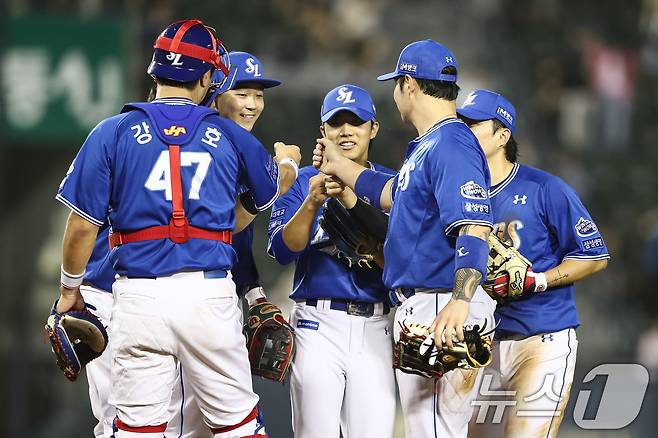 12일 서울 송파구 잠실야구장에서 열린 프로야구 '2024 신한 SOL 뱅크 KBO리그' 삼성 라이온즈와 두산 베어스의 경기에서 9대5로 승리한 삼성 선수들이 자축하고 있다. 2024.7.12/뉴스1 ⓒ News1 유승관 기자