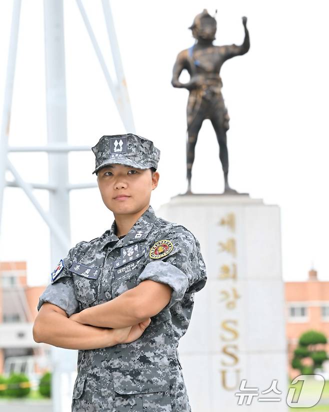 해군은 30일 대한민국 해군 최초의 여군 심해잠수사(SSU)가 탄생했다고 밝혔다. 해난구조 기본과정을 수료하고 여군 최초로 심해잠수사가 된 문희우 대위(진)가 포즈를 취하고 있다. (해군 제공) 2024.8.30/뉴스1