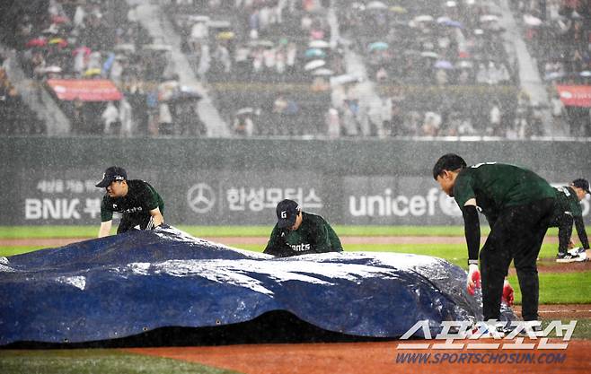 29일 부산 사직구장에서 열린 롯데 자이언츠와 한화 이글스의 경기. 3회말 이닝 종료 후 갑자기 내리기 시작한 비로 인해 경기가 중단되고 있다. 부산=박재만 기자 pjm@sportschosun.com/2024.08.29/