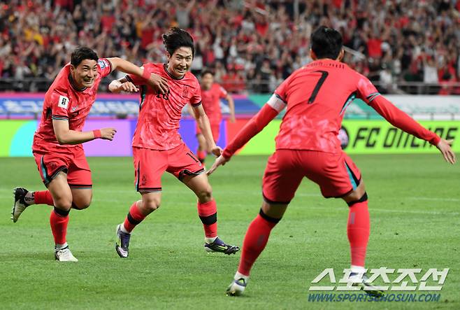 11일 서울월드컵경기장에서 열린 2026 FIFA 북중미 월드컵 2차 예선 대한민국과 중국의 경기. 손흥민이 선취골을 넣은 이강인과 함께 환호하고 있다. 상암=박재만 기자 pjm@sportschosun.com/2024.06.11/