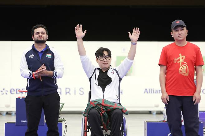 2024년 파리패럴림픽 한국선수단 첫 금메달의 주인공이 사격에서 나왔다. '권총 에이스' 조정두가 30일 밤(한국시각) 프랑스 샤토루 슈팅센터에서 열린 사격 P1 남자 10m 공기권총에서 금메달을 따냈다. 시상식 때 두 손을 들고 관중들의 환호에 화답하는 조정두. 대한장애인체육회 제공