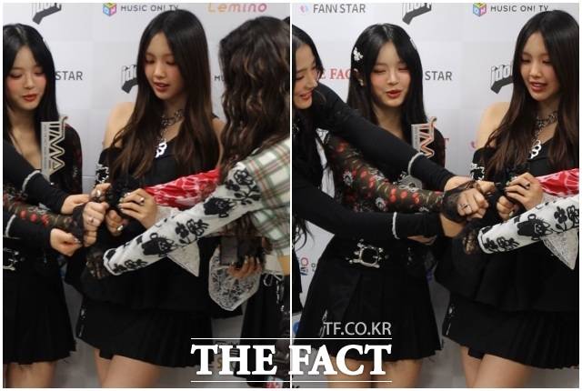 그룹 뉴진스가 '2023 TMA'에서 2관왕에 오른 뒤 <더팩트>와 인터뷰 중 '파이팅 루틴'을 펼치고 있다. /이상빈 기자