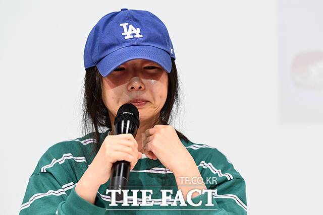 민희진 어도어 전 대표가 어도어가 보내온 '업무위임계약서' 내용 일부를 공개하며 불합리함 주장했다. /서예원 기자