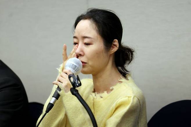 민희진 어도어 대표가 31일 오후 서울 중구 한국프레스센터에서 두 번째 기자회견을 열고 이날 오전 열린 어도어 임시주주총회와 관련한 입장을 발표하던 중 눈물을 흘리고 있다. [이미지출처=연합뉴스]