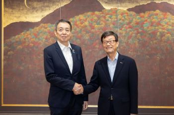 윤진식 한국무역협회 회장(오른쪽)이 30일 서울 성북구 일본대사관저에서 미즈시마 고이치 주한일본대사와 만나 인사를 나누고 있다.[사진제공=무협]