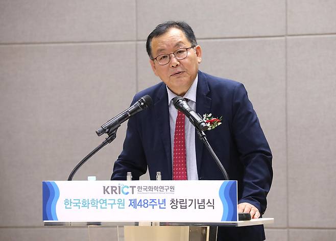 화학연 제48주년 창립기념식에서 이영국 원장이 기념사를 하는 모습