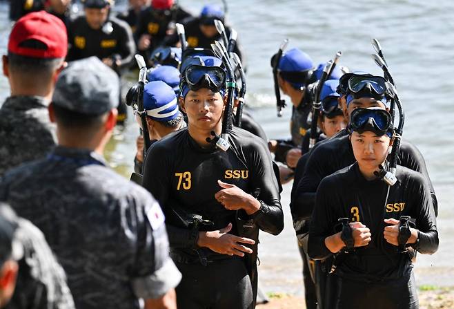 해군은 30일 대한민국 해군 최초의 여군 심해잠수사(SSU)가 탄생했다고 밝혔다. 해난구조 기본과정을 수료하고 여군 최초로 심해잠수사(SSU)가 된 문희우 대위(진)이 훈련기간 중 바다에서 핀/마스크 수영을 한 후 육지에 정렬해있다. 사진=해군 제공