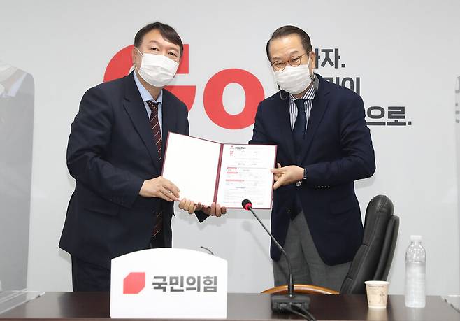 2021년 7월30일 서울 여의도 국민의힘 중앙당사에서 윤석열 대선 예비후보가 권영세 국민의힘 대외협력위원장에게 입당원서를 제출하고 있다. 연합뉴스